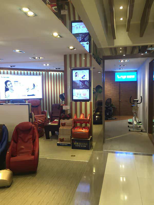 知名连锁健身按摩器材店放置广告机，宣传产品消息